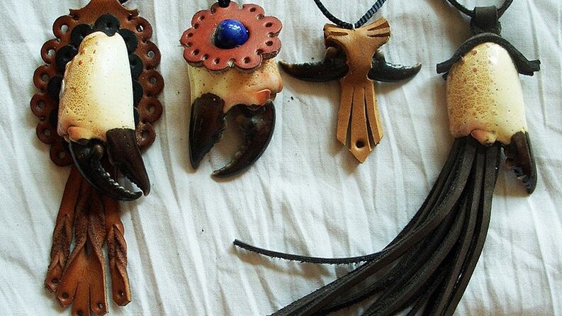 Amuletos e talismanes feitos de coiro real