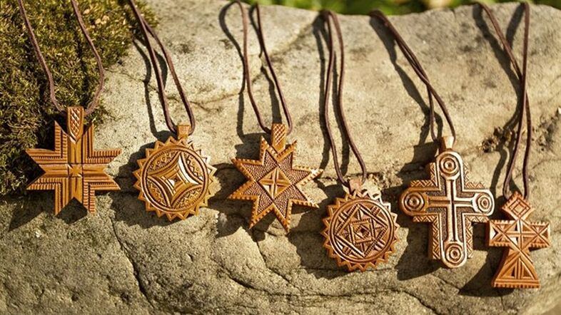 Amuletos e talismáns de madeira