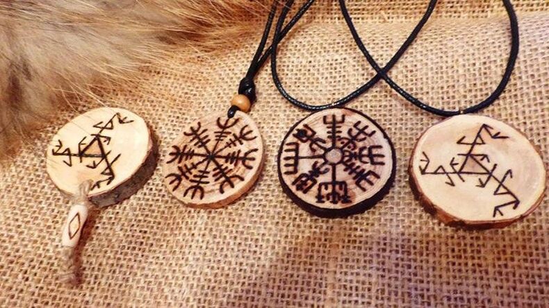 Talismanes e amuletos feitos en madeira