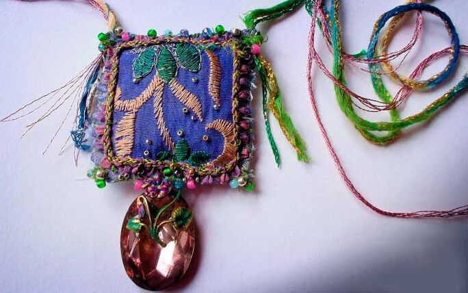 amuletos bordados para a saúde e a felicidade
