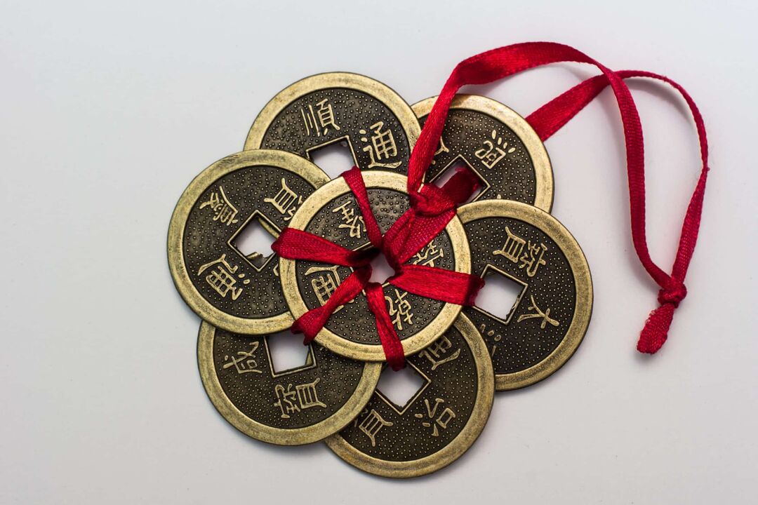 Amuleto de diñeiro chinés cos correspondentes xeroglíficos
